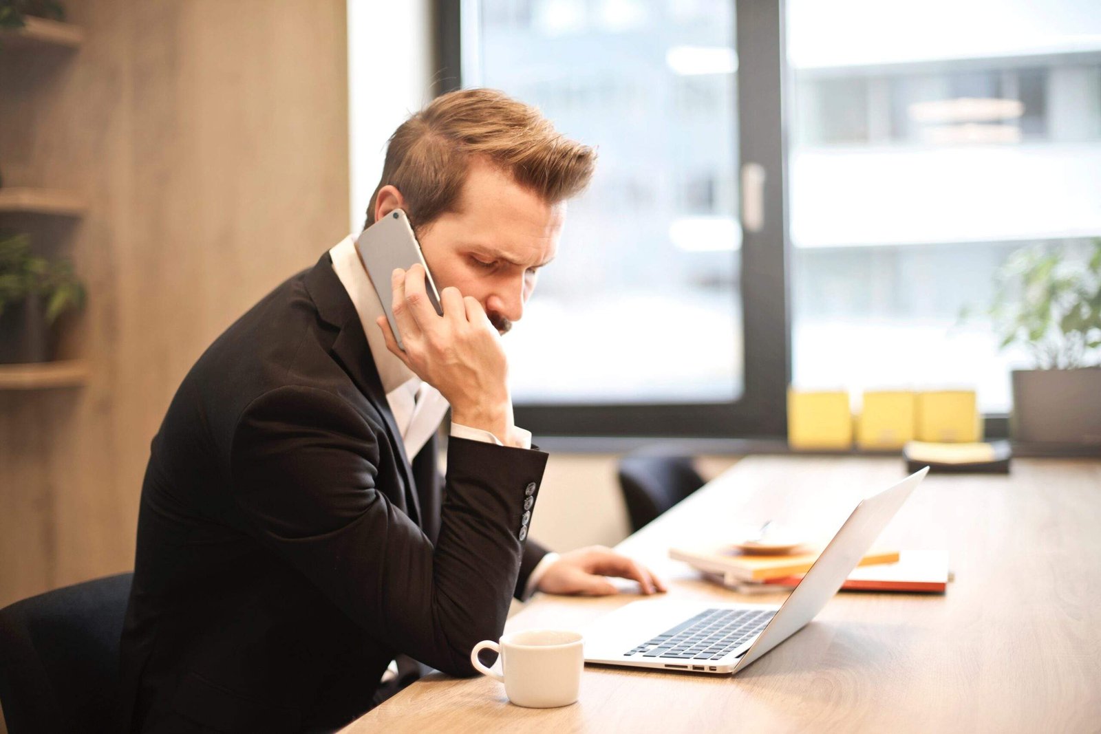 Homme qui parle au téléphone